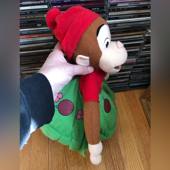 Kellytoy HOLIDAY CURIOUS GEORGE W/ WREATH - Picture 4 of 9